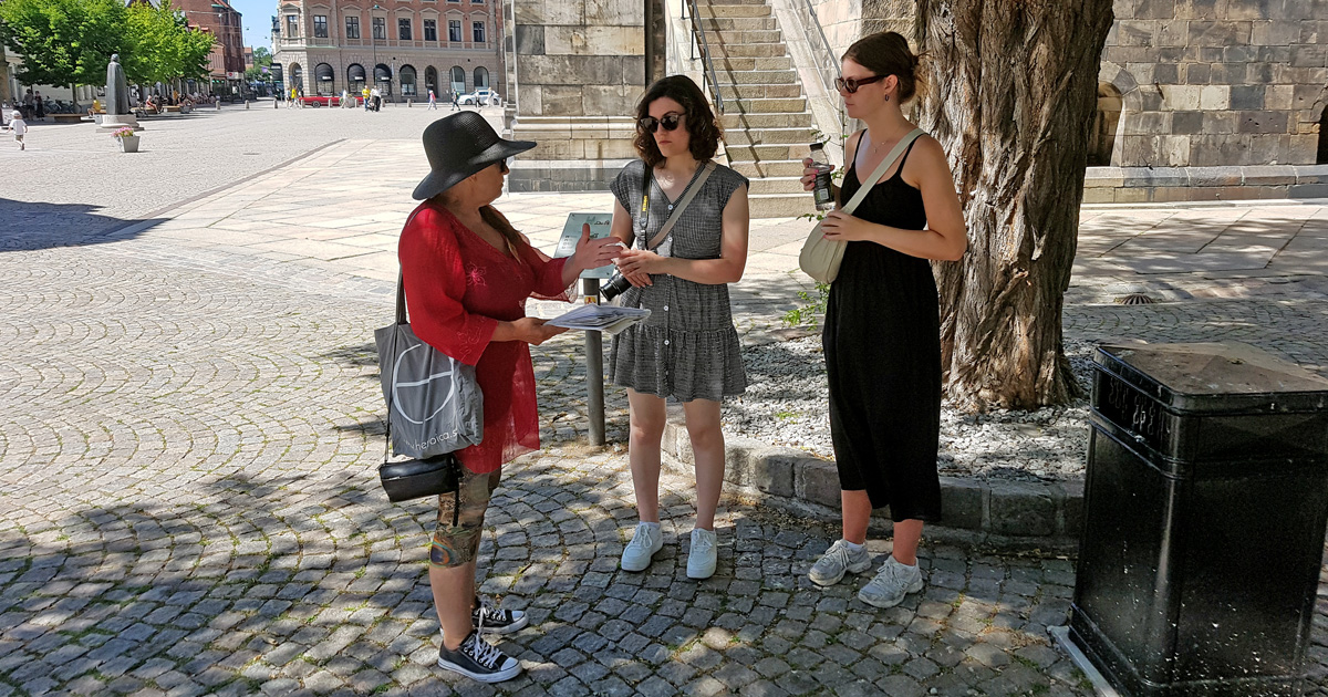 One of Lund greeters showing Lund to two Canadian girls in summer 2023