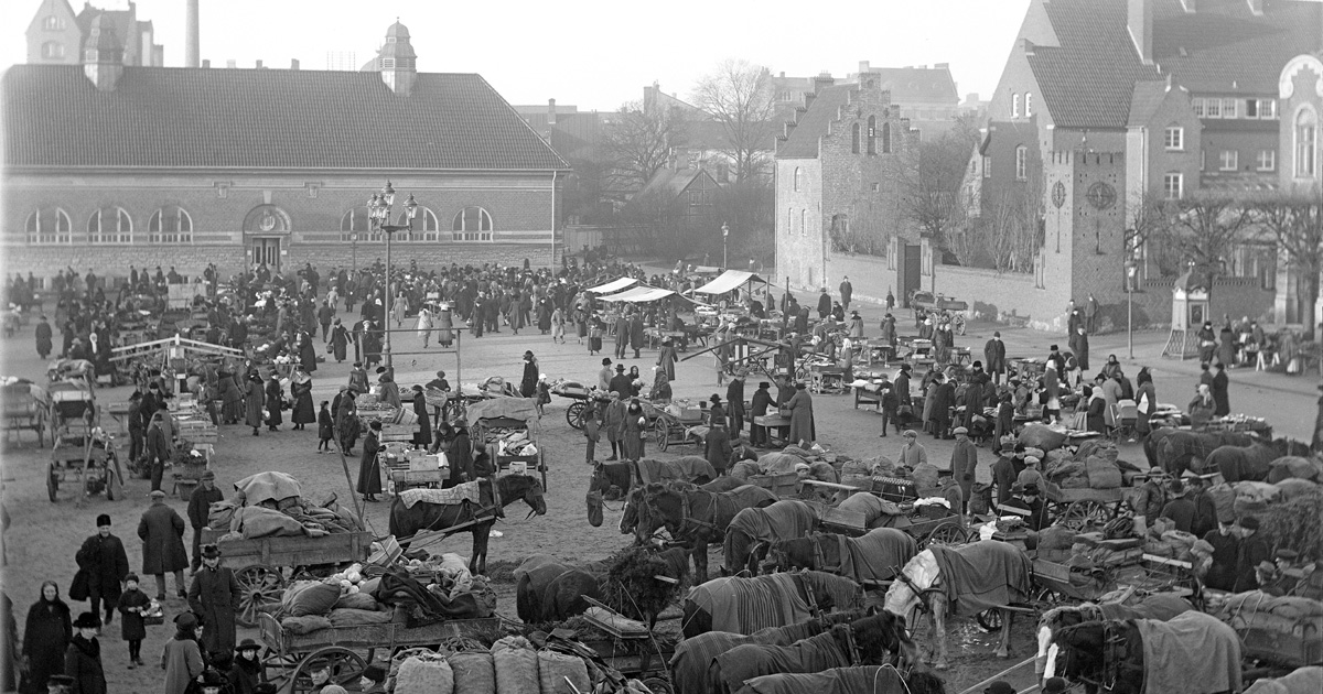 The Mårtens Square (Mårtenstorget) in Lund with the Market Hall in 1923